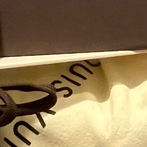 Louis Vuitton - Picture 1 of 5
